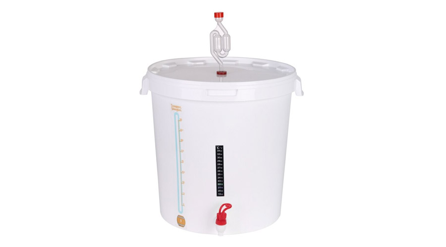 На фото: бродильная емкость из пластика с гидрозатвором и краном